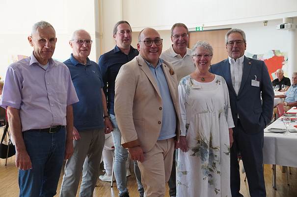 Ein Bild, das Kleidung, Person, Mann, Menschliches Gesicht enthält.
KI-generierte Inhalte können fehlerhaft sein.